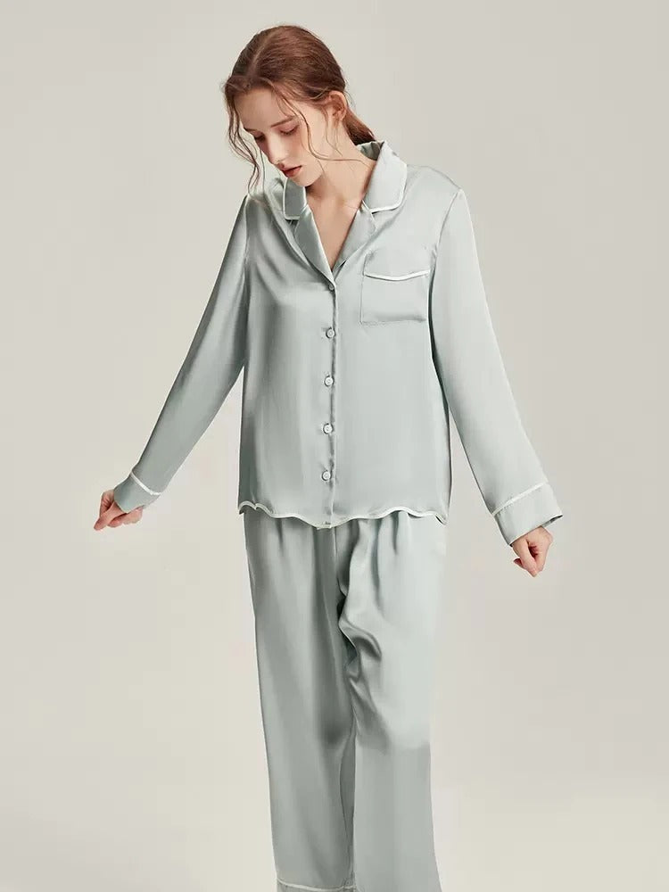 Donna in piedi con pigiama in seta azzurro 100% Mulberry due pezzi con camicia e pantaloni Bella Seta