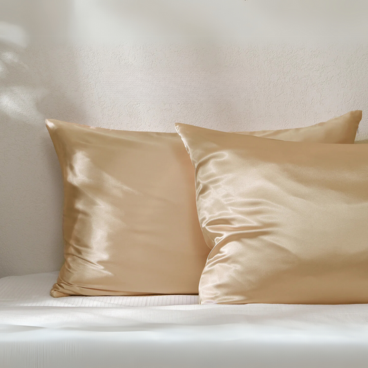 Federe in seta champagne Bella Seta su letto bianco, eleganti e morbide per sonno rigenerante e capelli sani