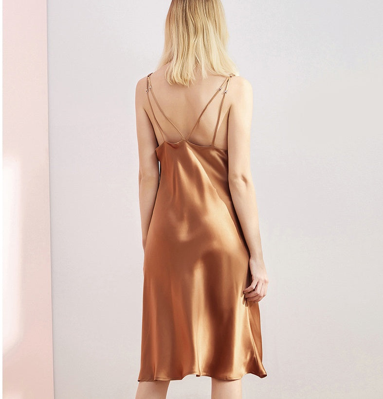 Modella indossa camicia da notte in seta color oro caffè con spalline sottili Bella Seta