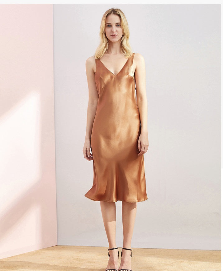 Modella indossa camicia da notte in seta color oro caffè con spalline sottili Bella Seta