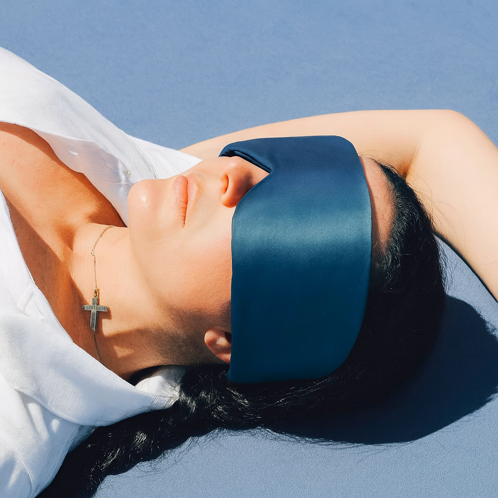 Donna che riposa indossando una mascherina per dormire in seta blu