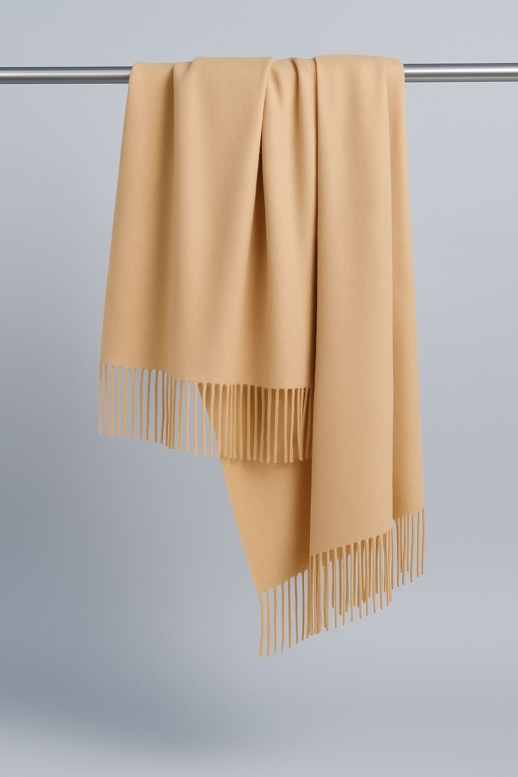 Sciarpa in puro cashmere color cammello con frange, fotografata su sfondo neutro con luce naturale – Bella Seta.