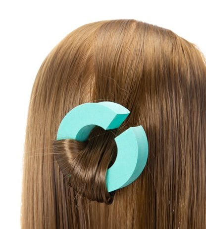 Applicazione dei bigodini senza calore C-Type colore ciano BellaSeta su capelli biondi per creare onde morbide e naturali