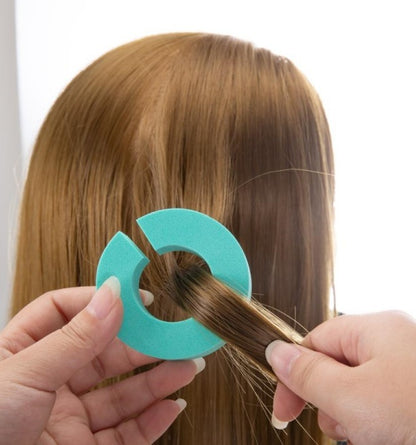 Applicazione dei bigodini senza calore C-Type colore ciano BellaSeta su capelli biondi per creare onde morbide e naturali