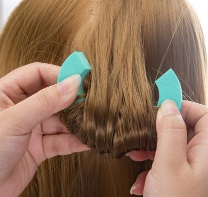 Applicazione dei bigodini senza calore C-Type colore ciano BellaSeta su capelli biondi per creare onde morbide e naturali